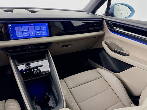 Used 2025 Porsche Macan 4 Electric image 25