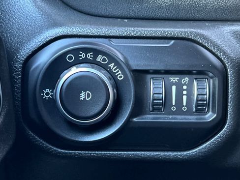 Used 2018 Jeep Wrangler Unlimited Sahara AWD/4WD image 31