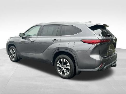 Used 2021 Toyota Highlander XLE AWD/4WD image 3