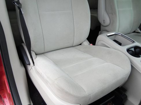 Used 2014 Dodge Grand Caravan SXT w/ UConnect Hands-Free Group image 16