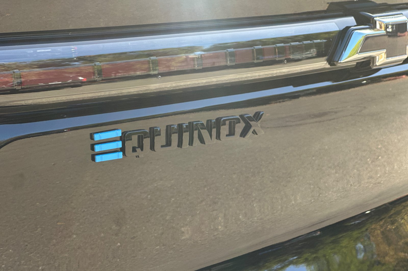 Used 2024 Chevrolet Equinox EV RS FWD image 50