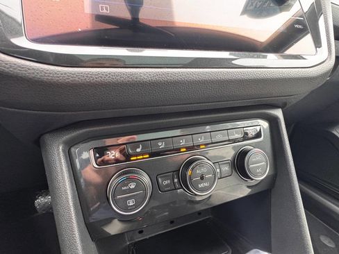 Used 2018 Volkswagen Tiguan SE w/ Panoramic Sunroof Package image 25