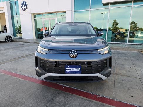New 2026 Volkswagen Tiguan SE FWD image 2