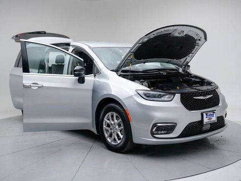 Used 2024 Chrysler Pacifica Touring-L image 16