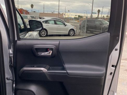 Used 2020 Toyota Tacoma TRD Off-Road image 27