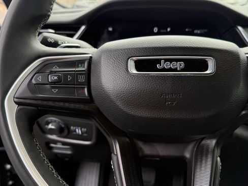 Used 2024 Jeep Grand Cherokee L Laredo image 24