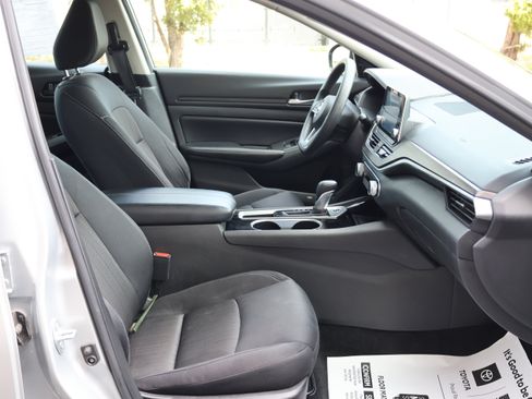 Used 2024 Nissan Altima 2.5 SV FWD image 32