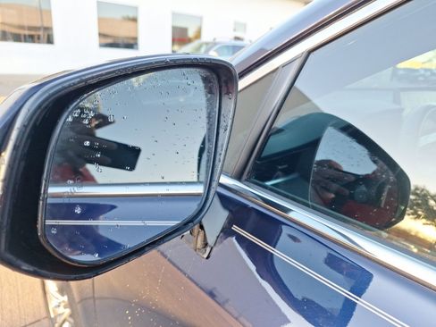 Used 2023 Toyota Venza Limited image 14