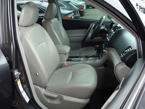 Used 2013 Toyota Highlander SE AWD/4WD image 9