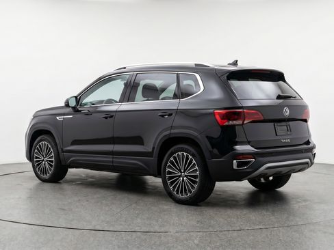 Used 2025 Volkswagen Taos SE FWD image 6