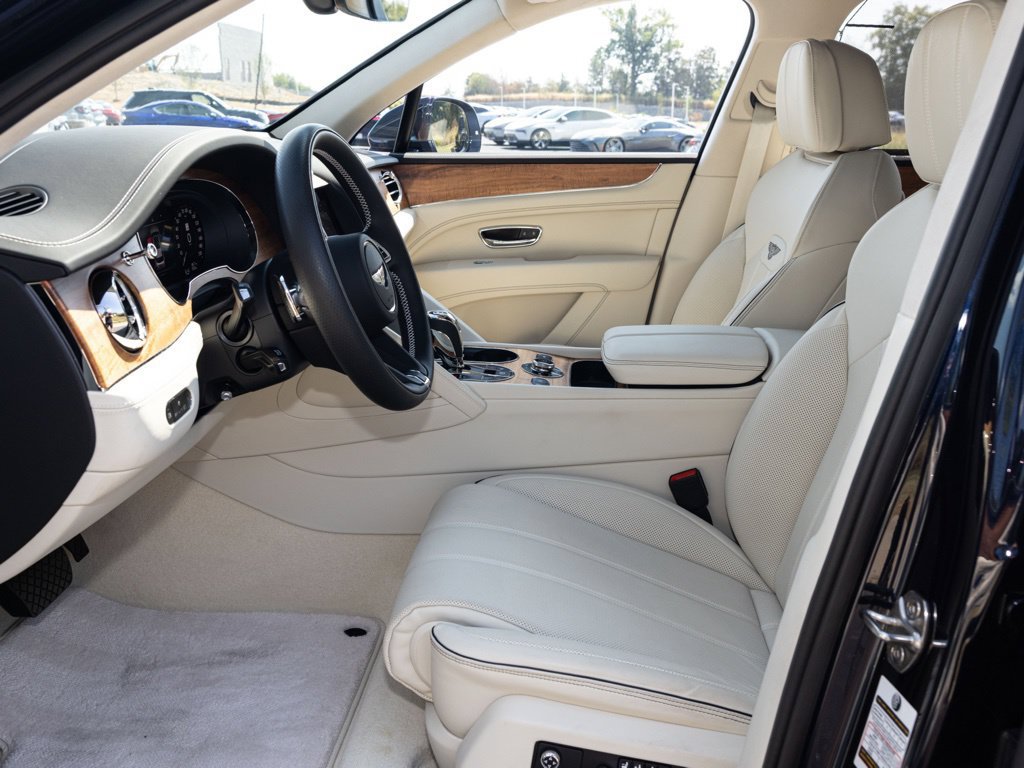 Used 2025 Bentley Bentayga AWD/4WD image 31