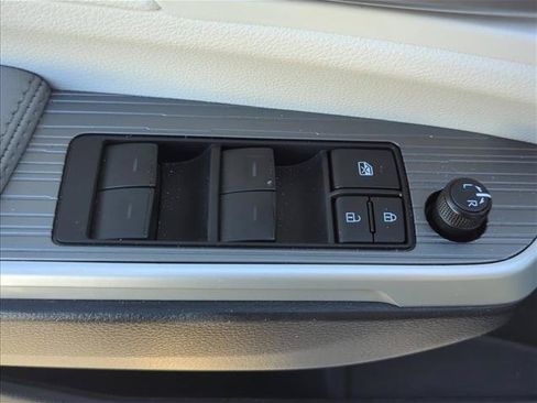 Used 2025 Toyota Sienna XLE w/ XLE Plus Package FWD image 7