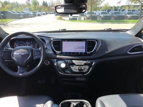 Used 2023 Chrysler Pacifica Touring-L w/ S Appearance Package FWD image 29
