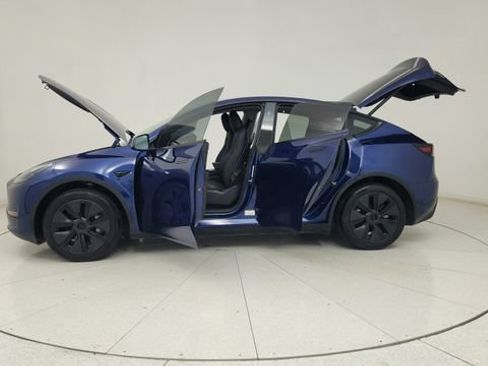 Used 2025 Tesla Model Y Long Range RWD image 16