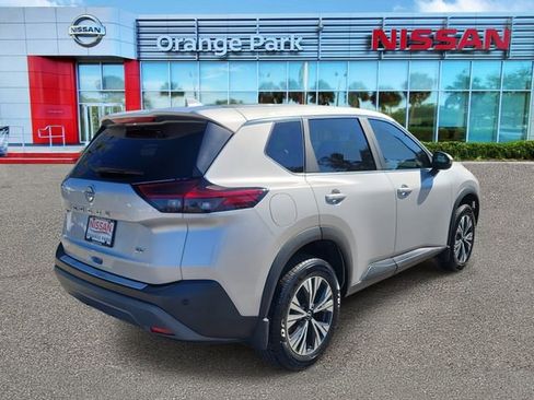 Used 2023 Nissan Rogue SV image 2