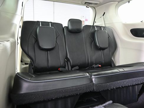 Used 2020 Chrysler Pacifica Limited image 17