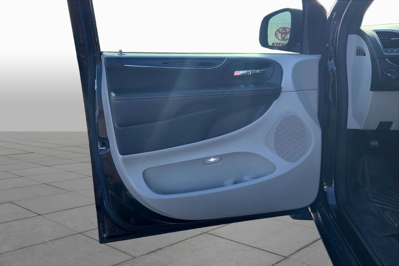 Used 2019 Dodge Grand Caravan SXT FWD image 22