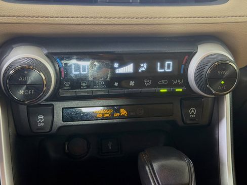Used 2020 Toyota RAV4 XLE FWD image 22