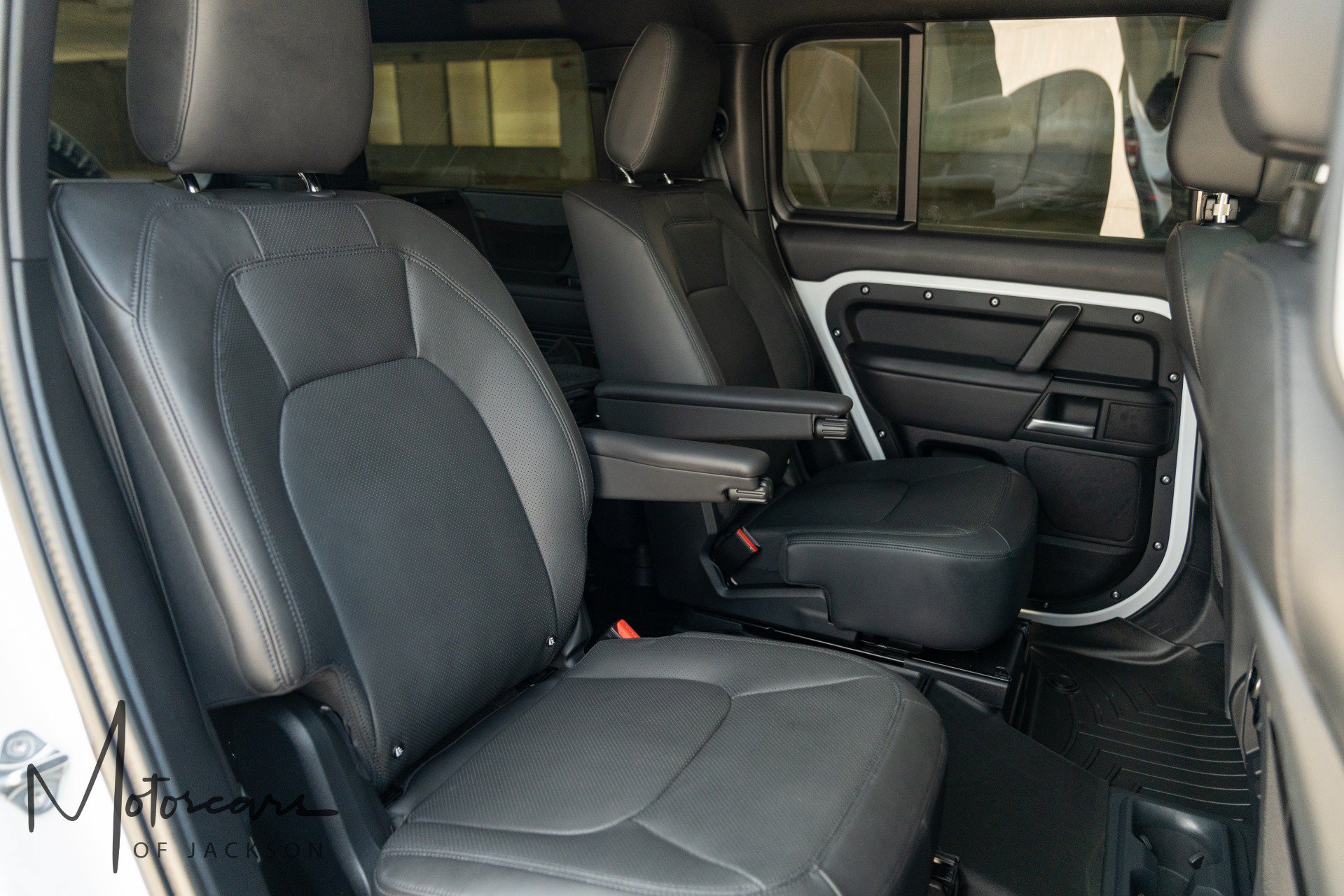 Used 2025 Land Rover Defender 130 X-Dynamic SE AWD/4WD image 19