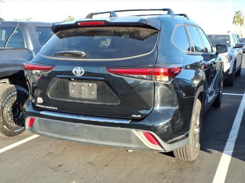 Used 2021 Toyota Highlander XLE image 3
