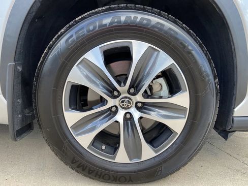 Used 2023 Toyota Highlander XLE AWD/4WD image 9