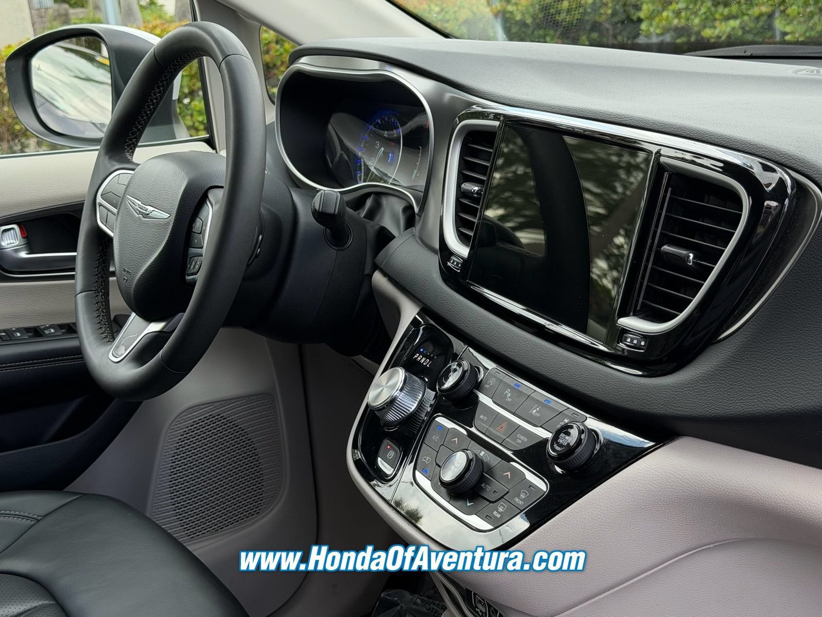 Used 2023 Chrysler Pacifica Touring-L FWD image 12