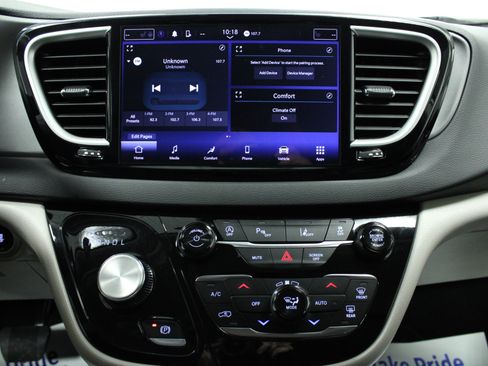 Used 2024 Chrysler Pacifica Touring-L image 23