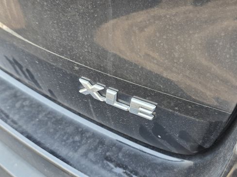 Used 2019 Toyota Highlander XLE FWD image 12