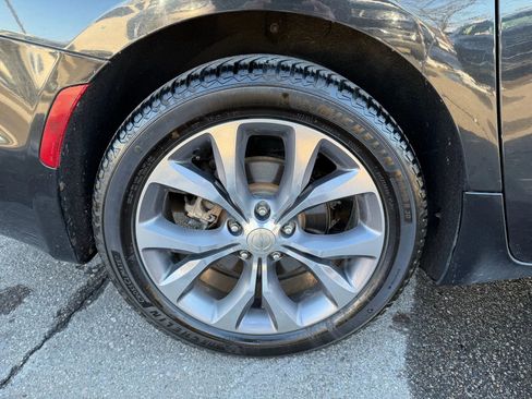 Used 2018 Chrysler Pacifica Limited w/ Tire & Wheel Group image 12