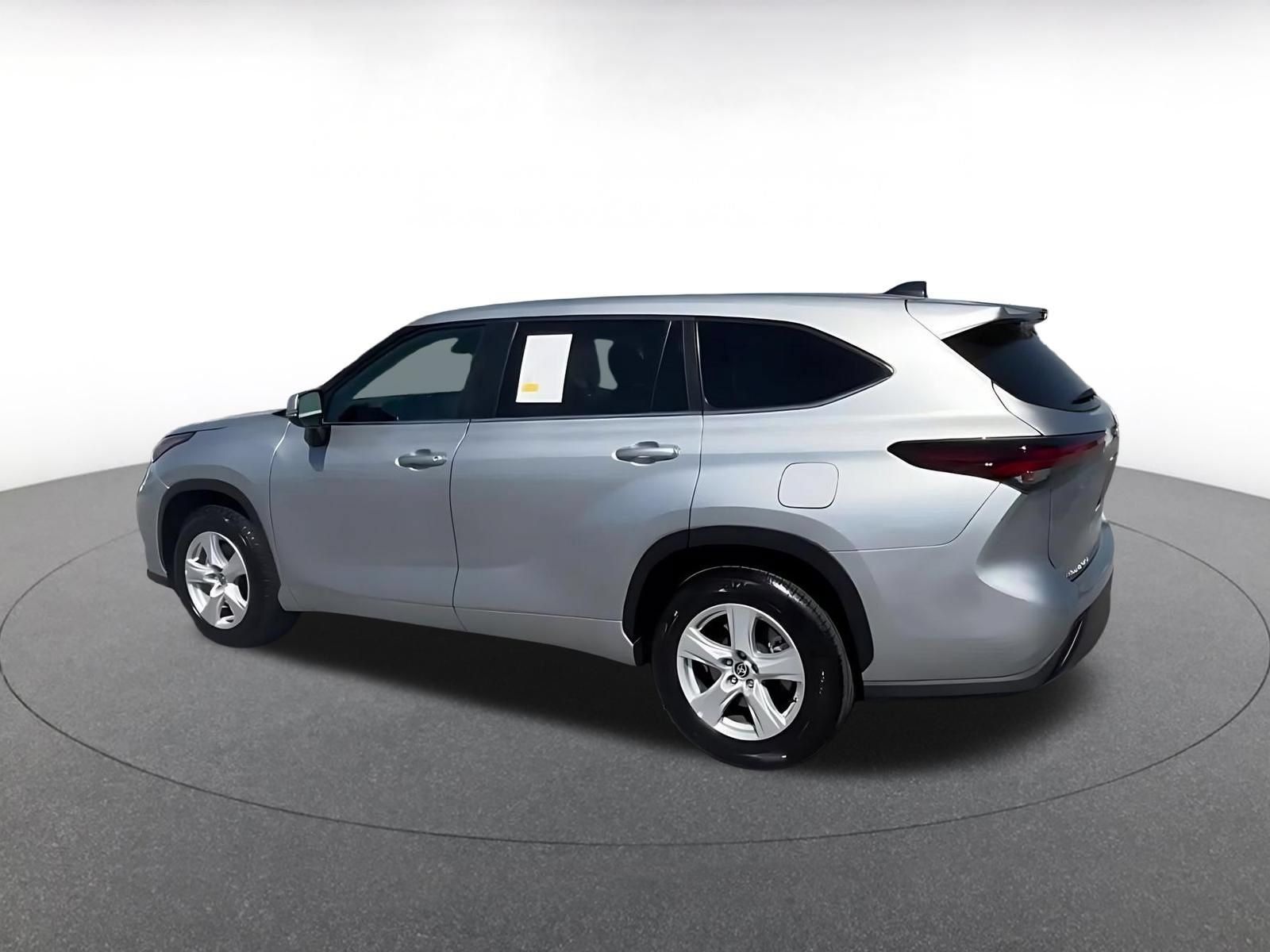 Used 2025 Toyota Highlander LE FWD image 9