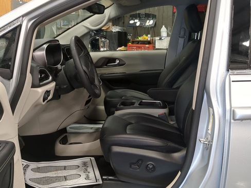 Used 2024 Chrysler Pacifica Touring-L FWD image 9