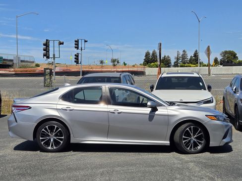 Used 2020 Toyota Camry SE FWD image 3