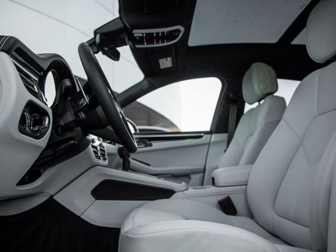 New 2026 Porsche Macan image 23