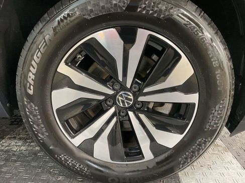 Certified 2024 Volkswagen Atlas SE image 3