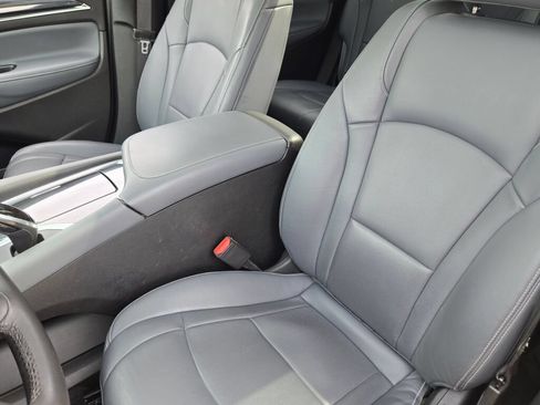 Used 2019 Buick Enclave Essence AWD/4WD image 30