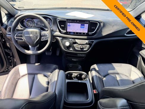 Certified 2025 Chrysler Pacifica Select FWD image 16