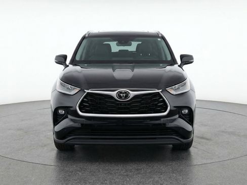 Used 2025 Toyota Highlander LE image 2