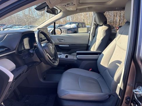 Used 2024 Toyota Sienna XLE image 35