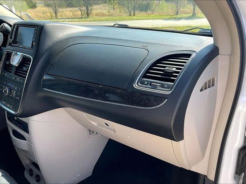 Used 2015 Chrysler Town & Country Touring-L w/ Driver Convenience Group image 13