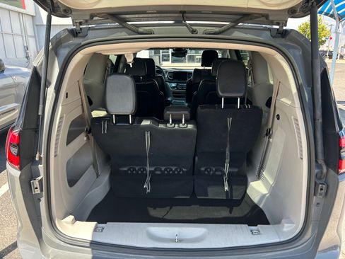 Used 2022 Chrysler Pacifica Touring-L FWD image 30