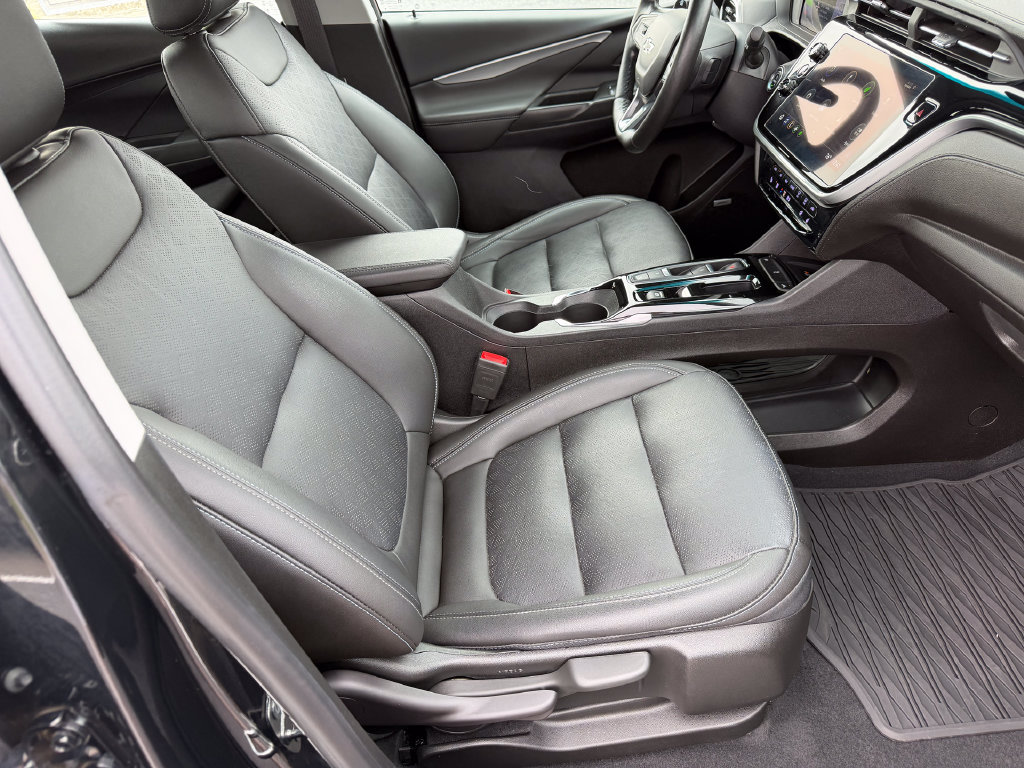 Used 2023 Chevrolet Bolt LT w/ Infotainment Package FWD image 16