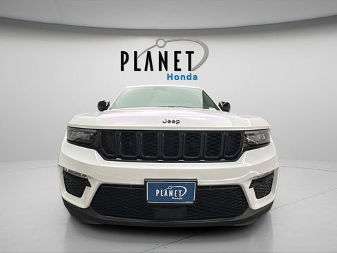 Used 2024 Jeep Grand Cherokee Limited w/ Black Appearance Package AWD/4WD image 11