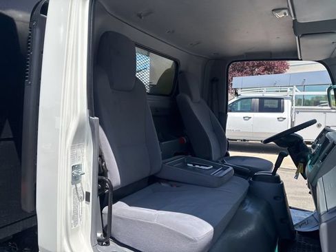 Used 2020 Isuzu NPR RWD image 17