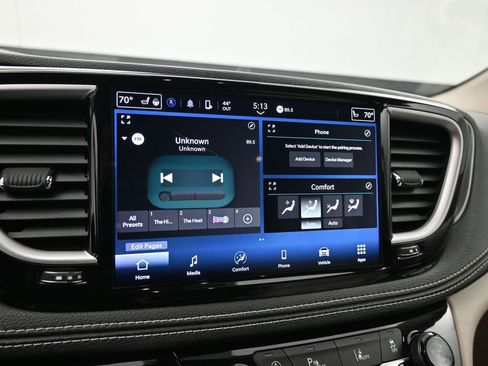 Used 2021 Chrysler Pacifica Touring-L image 17