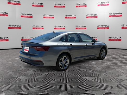 Used 2024 Volkswagen Jetta SE FWD image 5