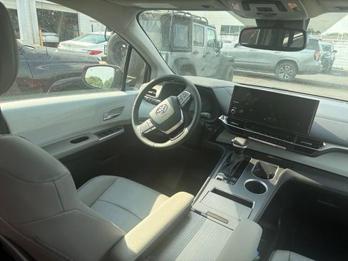 Used 2026 Toyota Sienna XLE FWD image 3