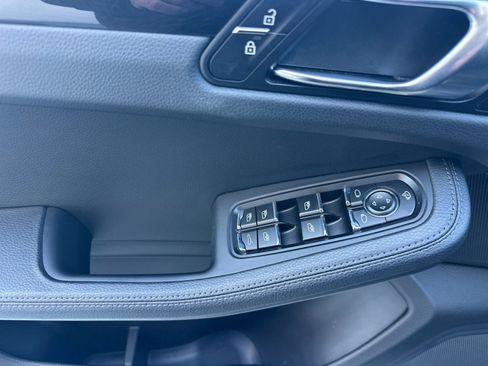 Used 2025 Porsche Macan image 12