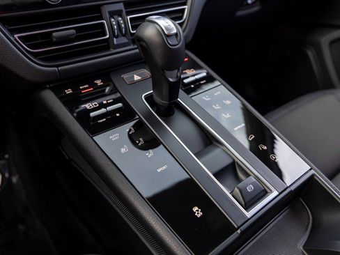 Certified 2025 Porsche Macan image 35