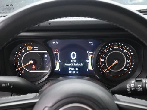 Used 2025 Jeep Wrangler Unlimited Rubicon AWD/4WD image 11