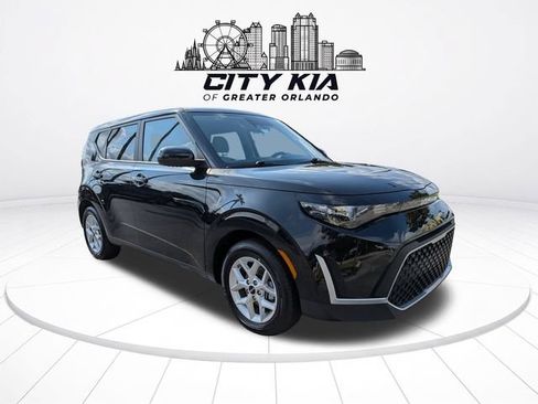 Certified 2025 Kia Soul LX w/ LX Technology Package FWD image 8